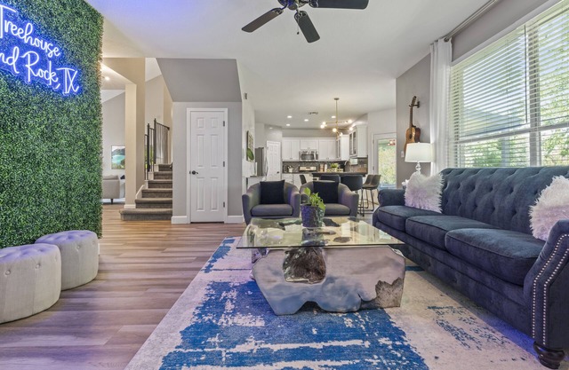 Stay @ the TREEHOUSE! 4 bedroom+game room+huge backyard
