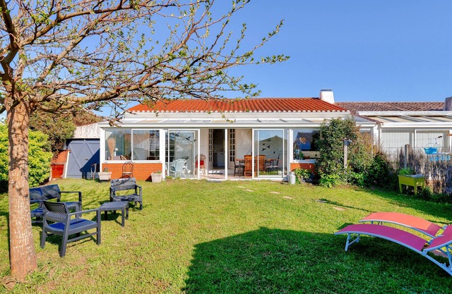 Stay with garden for 6 800m from the beach