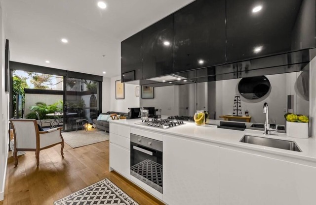 StayCentral - Hawthorn East Elegance with Study - Albert St, Hawthorn East - 2 Bedrooms, 2 Beds, 2 Bathrooms, 2 parking spots.
