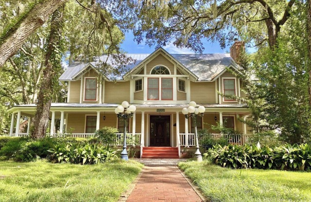Steinhatchee Landing - Victorian Cottage 9 Upstairs