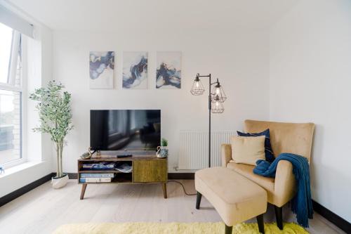 Step Free -Fully Private -Equipped Kitchen- 2 Bed 2 bathroom Dartford London Flat Mins from Bluewater and Station with 500mb Wifi