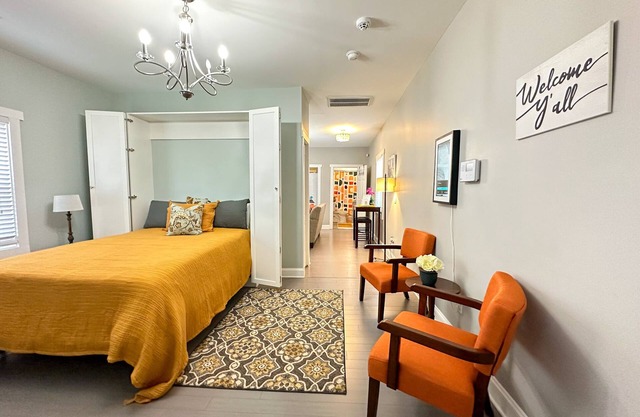 Steps Away Downtown Douthit Greenville Getaway!
