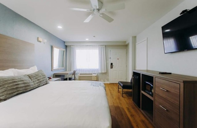 Steps Away from Kemah Boardwalk: Couple Stay with Easy Access to Route 146