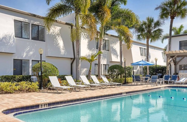 Steps from Bayshore! Cozy King suite w pool/Gym