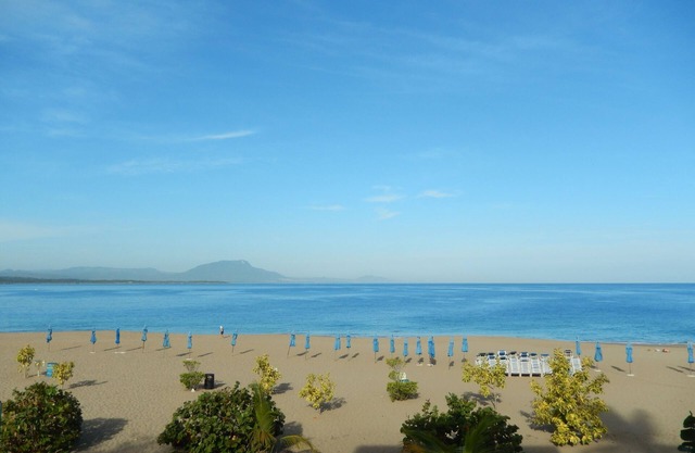 Steps from Sandy Beach, Central 2BD Condo, Pool, Internet/Cable TV, AC, Balcony