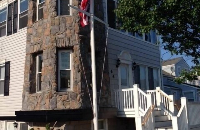 Steps to Beach - Cozy 1st Floor 2Bed-Condo w/deck & 4 beach badges included