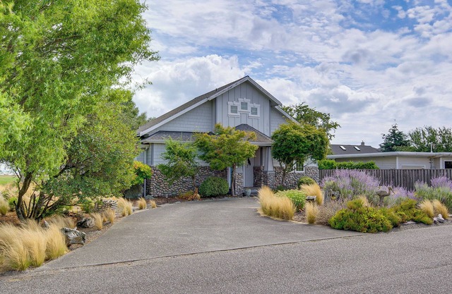 Steps to Beach: Home w/ Hot Tub in Oak Harbor!