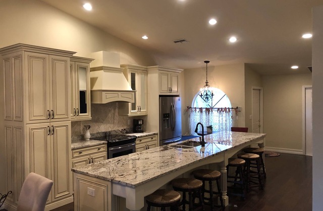 Steps to the beach, renovated villa with private pool/spa, gated community