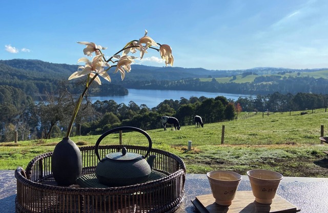 Stillwater at Broughton Hall. Jindivick. Fireside lake views. Tranquil getaway.