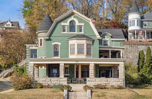 Stone Cliff Manor- historic home with unique history. Perfect for large groups