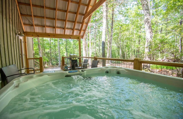 Stone's Throw Bungalow Too - Hot Tub - Fireplace - New River & Lake Access