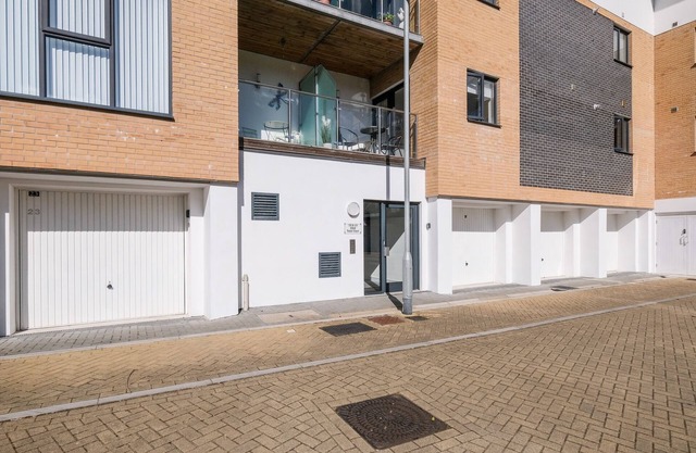 STONE'S THROW, family friendly, with a garden in Charlestown