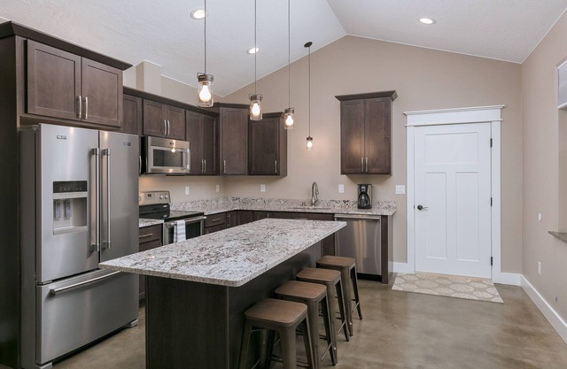 Stoneridge Place Cottage #2 - Vacation or Executive Retreat 2BR 2BA Garage!