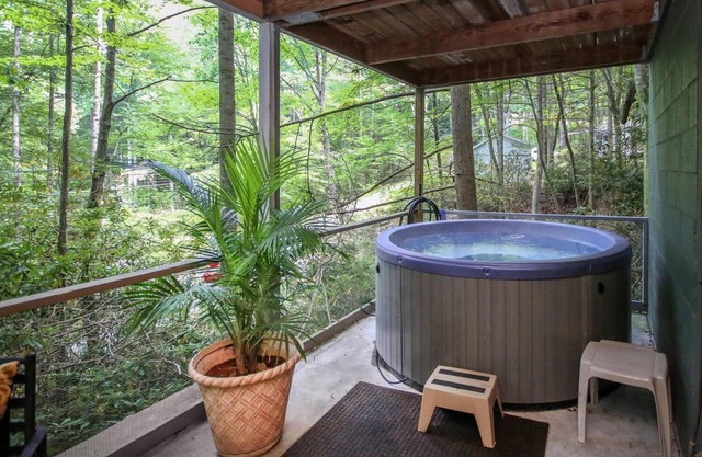 Stoney Brook Cottage - Hot Tub - Grill - Fireplace - WiFi - Pets OK