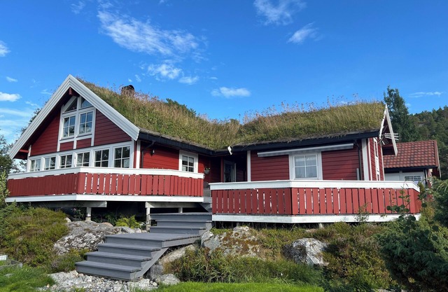 Stor Hytte med Praktfull Havutsikt