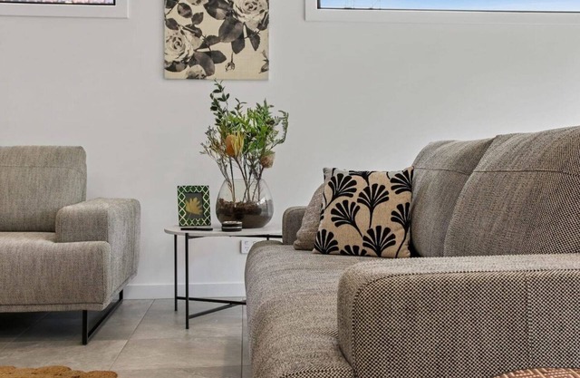 Storey Time I 2BR Townhouse for Melbourne Travel