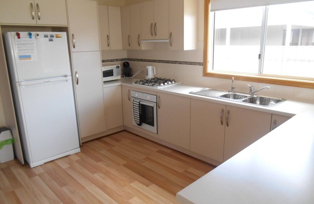 Stormbird Retreat -Walking distance to beach, Shops & Pub - Off Peak Special!