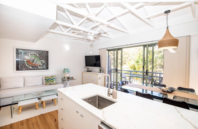 Straddie Breeze - A gorgeous fully renovated beachside apartment