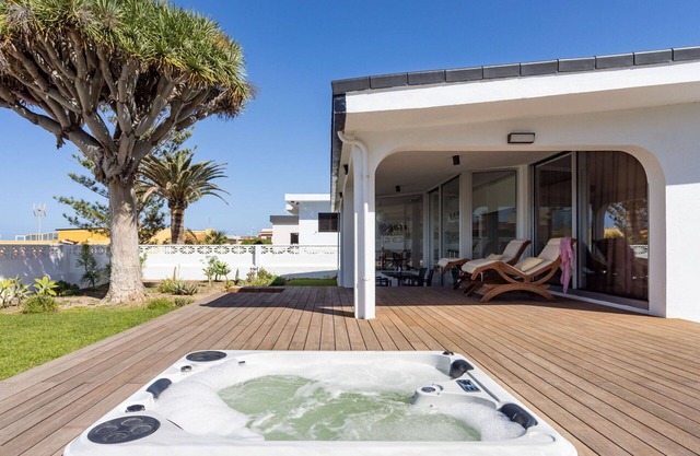 Stunning private villa for 5 people with hot tub, WIFI, TV, terrace, panoramic view and parking