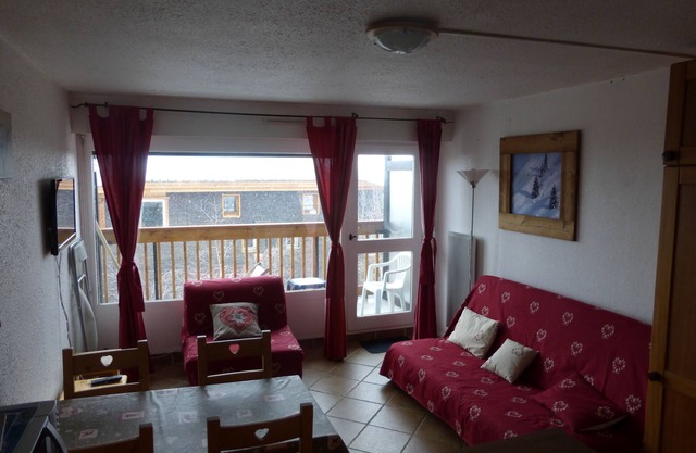 Studio 2nd floor facing south, the slopes, ideal for skiing