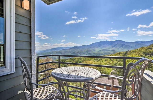 Studio about 3 Mi to Great Smoky Mountain Natl Park!