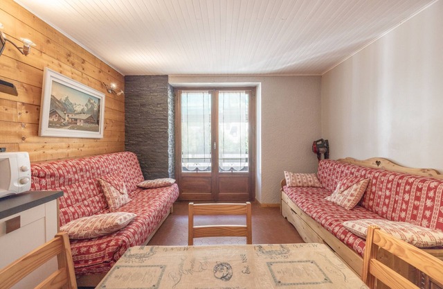 Studio Apartment 'De La Grenette' with Mountain View and Balcony
