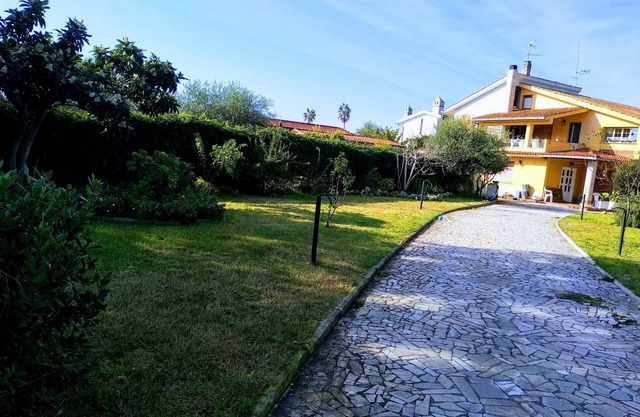 Studio apartment in Villa with garden