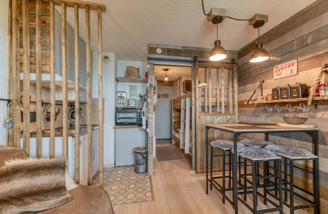 Studio Apartment 'Montagnard Vue Splendide' with Private Terrace, Balcony and Wi-Fi