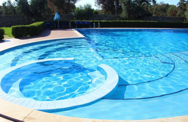 Studio apartment with pool and whirlpool, Tenuta Girasole, 5 minutes from the sea