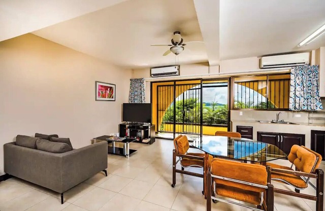 Studio Apt. 5-mins Walk from Flamingo Beach! ★