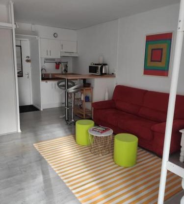 Studio coloré et sa terrasse au coeur de Vendôme