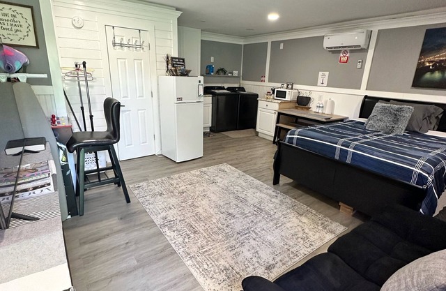 Studio equipped extended or short term.wash & dryer pet friendly. Hablo espanol
