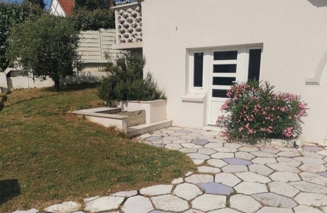 Studio F1 with separate bedroom 200 m from the sea 49 € per night BEACH AND DOWNTOWN