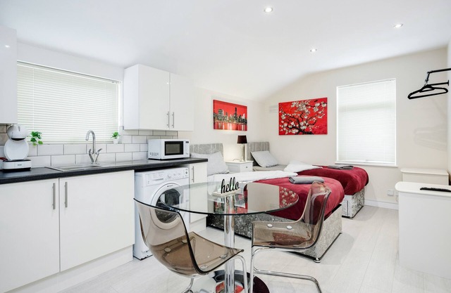 Studio Flat in Bedford near Hospital & Stations