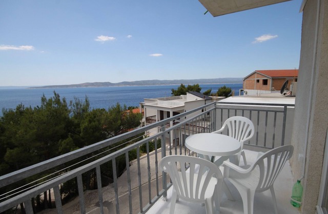 Studio flat with balcony and sea view Brela, Makarska (AS-6895-b)