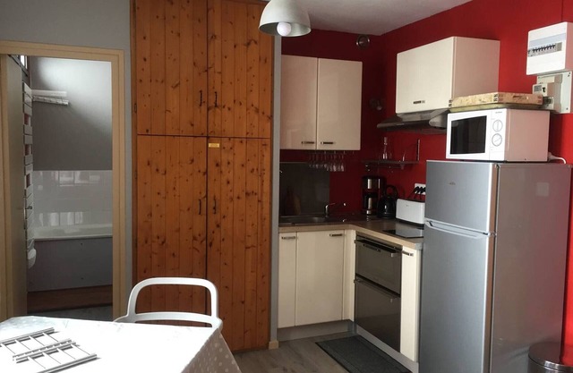 Studio for 4 with elevator, free parking, and direct access to slopes