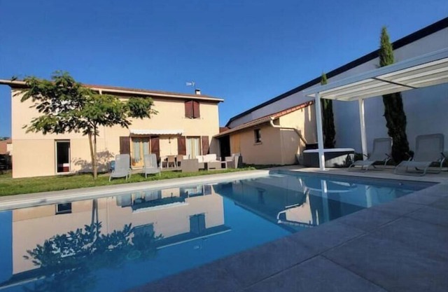 Studio in a house with swimming pool.