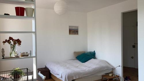 studio lumineux avec vue sur le canal