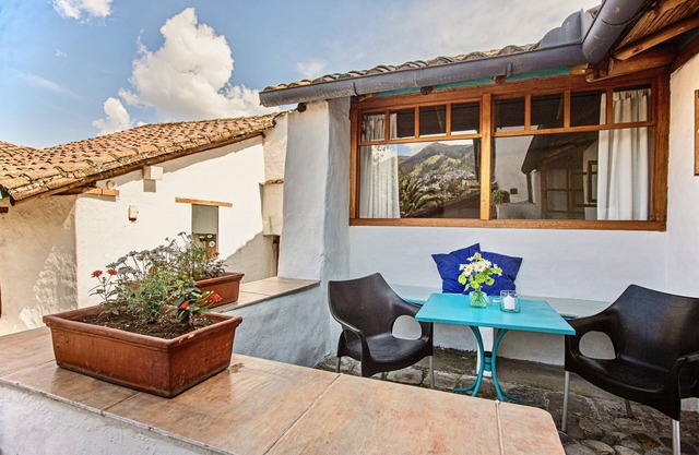 Studio Mariposa with beautiful gardens in Historical Quito