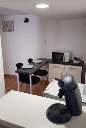 Studio meublé en sous-sol en plein centre ville
