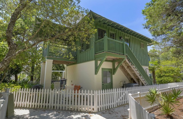 Studio on Seaside Avenue! Steps to Beach, Town. Patio, Balcony, King, 2 Bikes