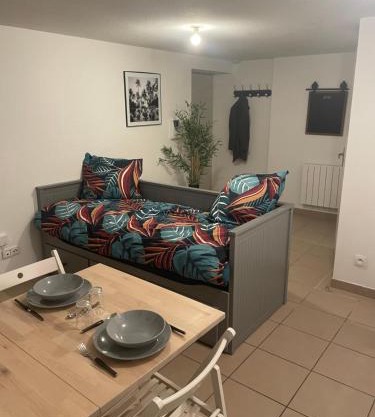 Studio rénové au calme