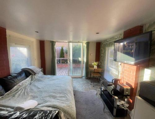 Studio-Sleeps 2 free parking-garden-near shops