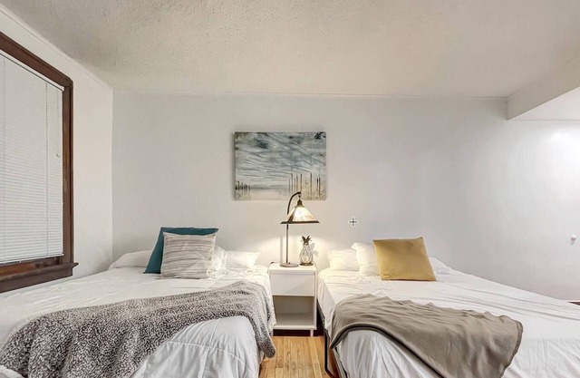 Studio Sleeps 4 - Next to 3 Breweries!