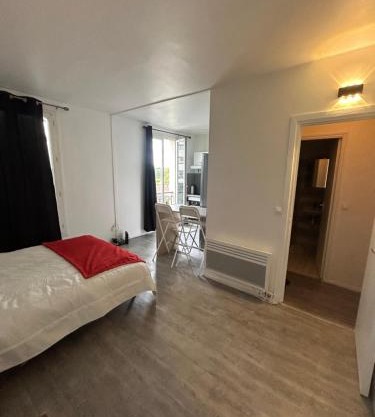 Studio très lumineux et équipée en pleine avenue !