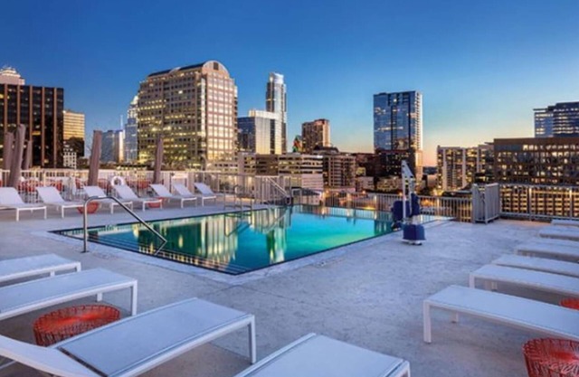 Studio unit/Austin - Full Kitchen, W/D, Rooftop Pool, & More!