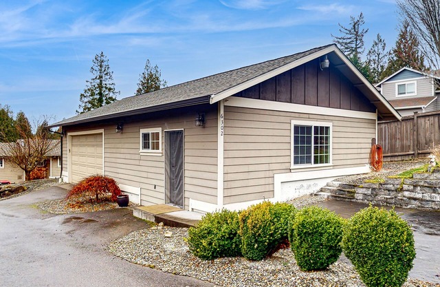 Studio unit with full kitchen, W/D, fireplace, & patio area