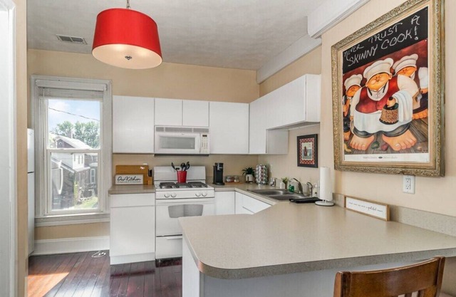 Studio w/King Bed, Close to Beach & Shops