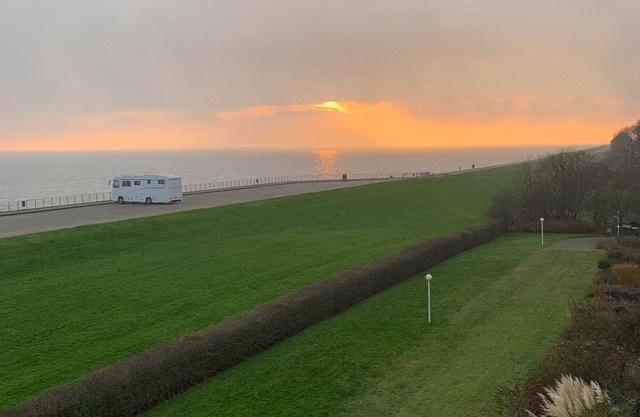 Studio with sea view and large loggia - direct access to the North Sea