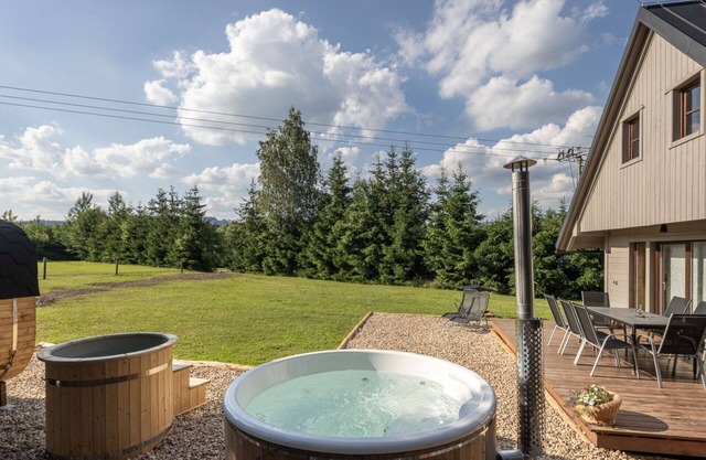Stunning private villa for 10 guests with hot tub, WIFI, TV, terrace, pets allowed and parking